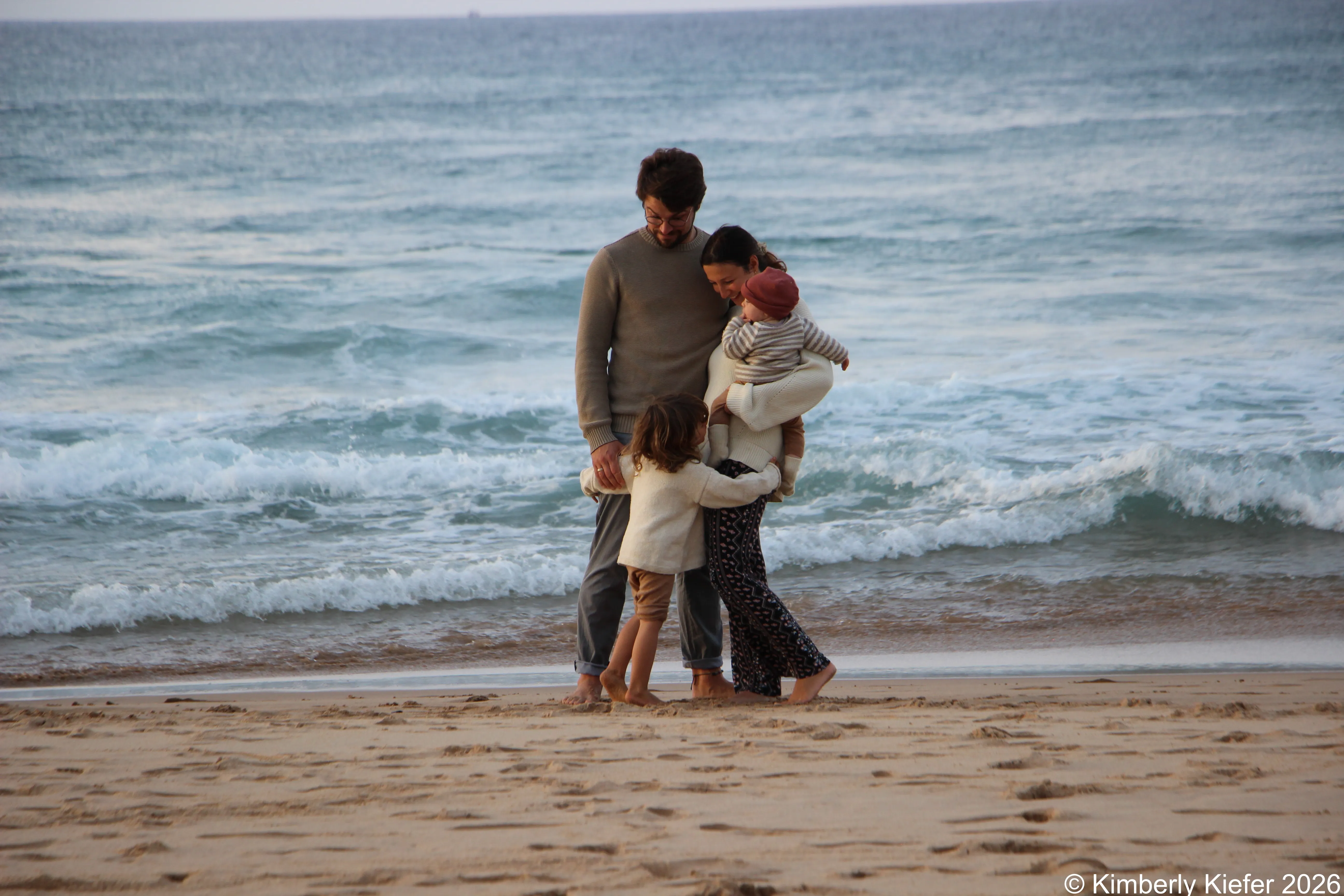 Kimy und Steven mit ihren Kindern am Strand